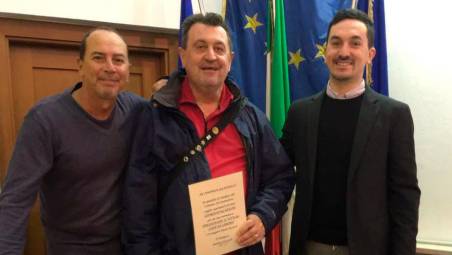 Andrea Quadrelli (al centro) con il sindaco Matteo Gozzoli