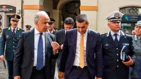 Il ministro dell’Interno Matteo Piantedosi con il presidente della Regione Emilia Romagna Michele De Pascale