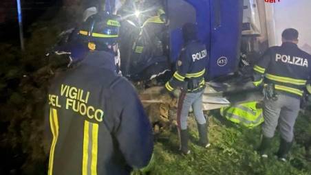 Forlì, tir che trasporta medicinali si ribalta sulla A14
