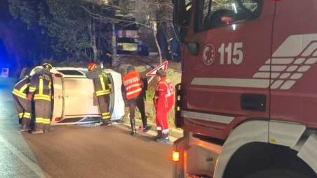 Meldola, incidente: si ribalta con l’auto nella notte, soccorso dai Vigili del Fuoco