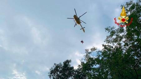 Verghereto, scivola nel torrente e si frattura una caviglia: donna 60enne cesenate in elicottero all’ospedale