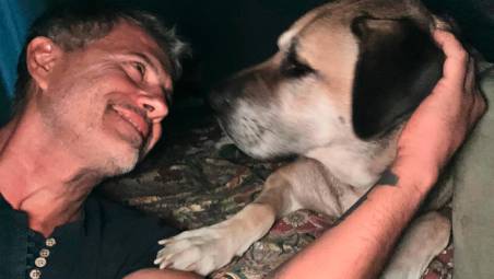 Francesco insieme ad uno dei suoi due cani