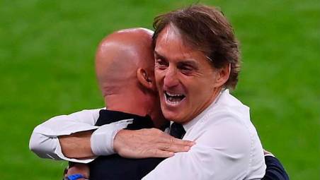 Gianluca Vialli e Roberto Mancini dopo la vittoria degli azzurri agli Europei 2021