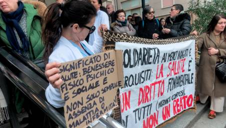 Ravenna, certificati per evitare i Cpr: chiesta la sospensione per 8 medici indagati