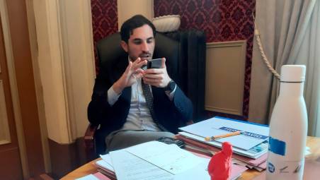 Il sindaco Enzo Lattuca nel suo ufficio, durante l’incontro di fine anno con i giornalisti