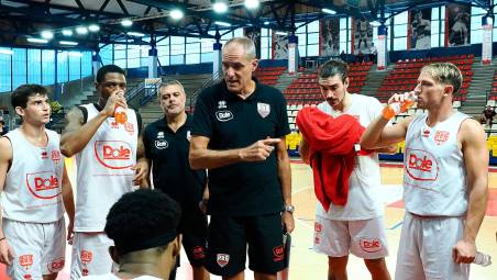 Sergio Luise con Sandro Dell’Agnello durante un time-out foto morosetti