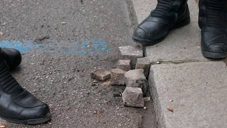 I sampietrini a terra e le auto danneggiate in zona stazione FOTO FIORENTINI