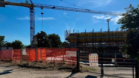 Arresto cardiaco sotto gli occhi del padre che aveva accompagnato al lavoro: 23enne muore a Cesena