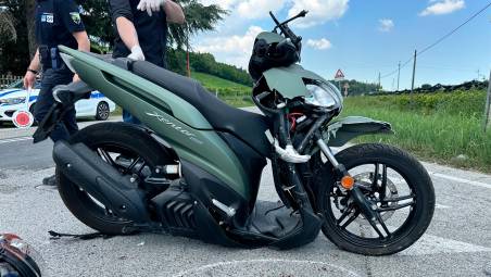 Cesena, incidente: scontro tra auto e scooter, sospetta frattura del femore per un 22enne