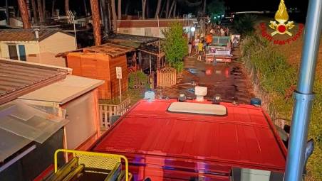 Cesenatico, incendio al Camping Zadina: a fuoco una casetta di legno nella notte