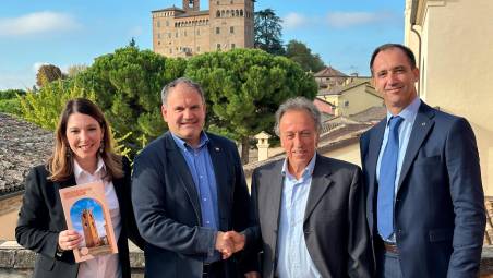 Il sindaco di Longiano Mauro Graziano con la vicesindaca Sara Mosconi, il Presidente Roberto Romagnoli e Cesare Bizzocchi di BCC Romagnolo