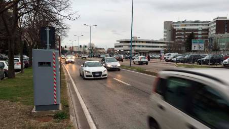 L’autovelox davanti all’ospedale Infermi