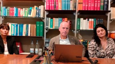 Da sinistra gli avvocati Michela Bravi e Riccardo Luzi, e la figlia delle due vittime, Lucia Manuzzi