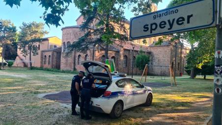 Una pattuglia della polizia locale ai giardini Speyer
