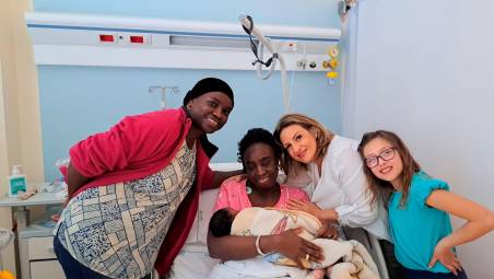 La piccola Fatima in braccio alla mamma insieme alle altre protagoniste di questa storia a lieto fine