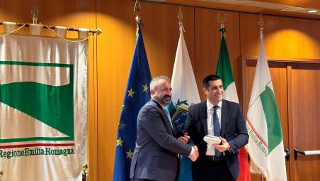 Il segretario agli Esteri Luca Beccari e il presidente della Regione de Pascale