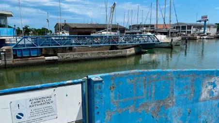 Il ponte mobile del porticciolo turistico Onda Marina