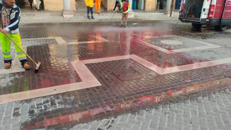 Faenza, vernice rossa davanti all’ingresso del Comune sotto le bandiere di Israele e Palestina