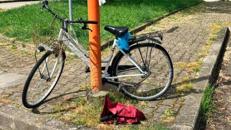 La bicicletta della donna investita (Foto servizio Gianmaria Zanotti)