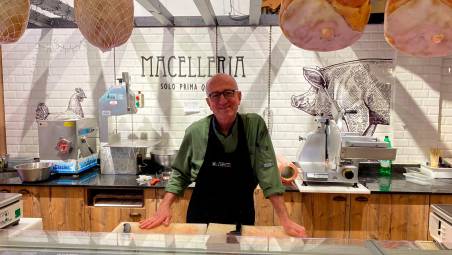 Ennio Caselli dietro al banco di Marchesini