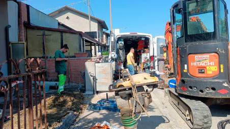 I lavori Hera alla colonnina del gas distrutta dall’auto