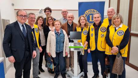 Il Lions Forlì Host dona un monitor al Cau grazie ai fondi della “Camminata dei Babbi Natale”