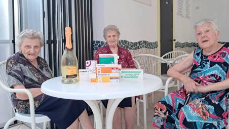 San Mauro Mare, il tavolo delle tre nonne al bar: insieme fanno 274 anni e il Prosecco non manca mai