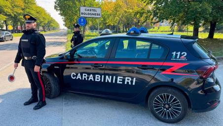 Castel Bolognese, rifiuta di offrire una sigaretta e viene rapinato da un minorenne