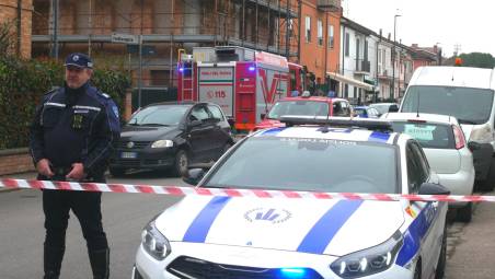 Polizia e Vigili del Fuoco in via Redipuglia (foto Massimo Fiorentini)