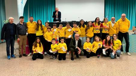 La Bicifestival al gran completo durante una premiazione al Comitato Fci di Rimini