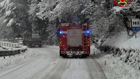 Forlì-Cesena, automobilisti bloccati dalla neve in Appennino: oltre 100 interventi dei Vigili del Fuoco