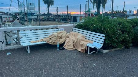 Molte persone durante l’estate dormono sulle panchine del Parco del mare di Rimini, nelle aree verdi della città e negli anfratti di alcuni hotel dismessi