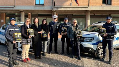 I nuovi defibrillatori in dotazione alla Polizia Locale