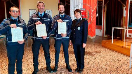 I tre agenti premiati dalla comandante della polizia locale