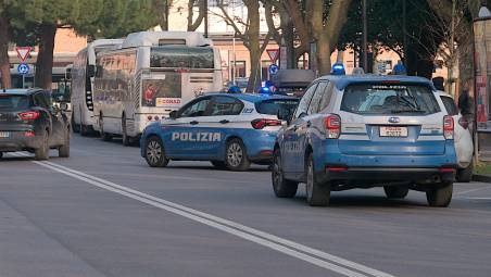 Un intervento della polizia in zona stazione