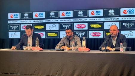 Ashley Cole (al centro) tra il traduttore e il dg Corrado Di Taranto (Foto Zanotti)