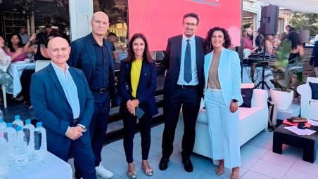 Nella foto da sinistra: Mirko Bagnari, Coordinatore territoriale Ravenna di Legacoop Romagna, Francesco Malaguti, presidente Camst group, Francesca Impellizzeri, assessora alle Politiche e cultura di genere, Scuola e Infanzia, Bilancio, Diritti degli Animali, Comune di Ravenna, Alessandro Barattoni, sindaco di Ravenna e Stefania Ceretti, vicepresidente Camst group