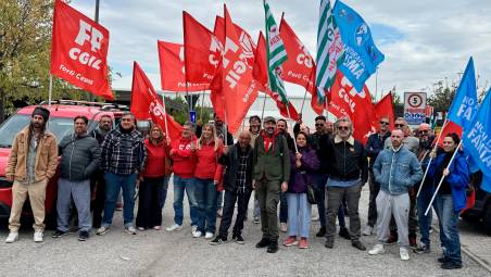 Forlì, sciopero e presidio davanti alla sede Alea: “Un attacco al valore del lavoro”