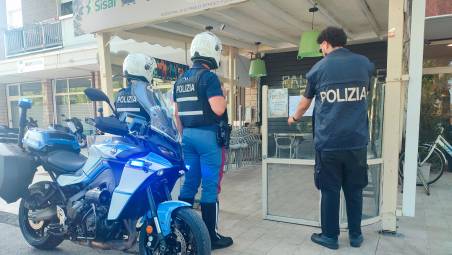 Rimini, risse con coltello e cocci di bottiglia e rifiuti ammassati: chiuso per 10 giorni un locale a Bellariva