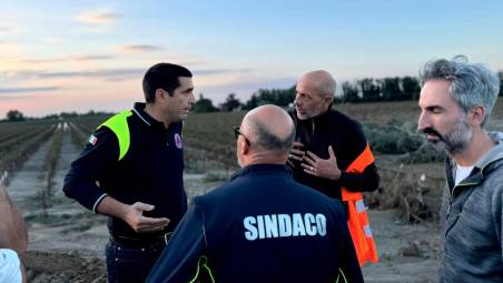 A sinistra il presidente della Regione Michele De Pascale durante un sopralluogo nel territorio ravennate nel settembre 2024