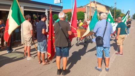 L’addio a Vittorio Saiani, davanti al circolo Arci di Bagnile