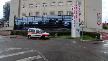 L’ingresso del pronto soccorso dell’ospedale di Imola, uno dei reparti più a rischio aggressione (foto mmph)