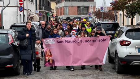 San Mauro Pascoli, in cinquecento alla camminata solidale anti violenza: «Non sei sola»