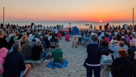 La messa all’alba in spiaggia a Bellaria, Torre Pedrera e Cesenatico: il calendario delle celebrazioni di don Marco