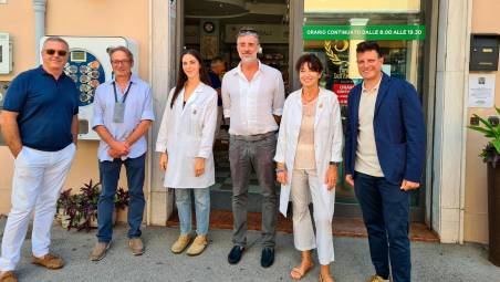 “Grazie di essere un presidio della salute”: la farmacia di Santarcangelo diventa “Bottega storica”