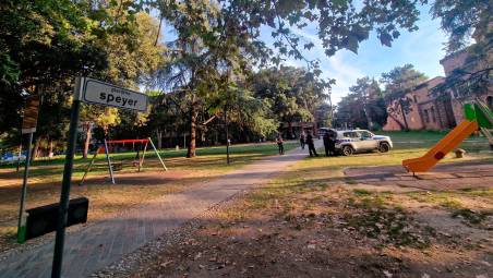 Usano i giochi del parco riservati ai bambini, due denunciati