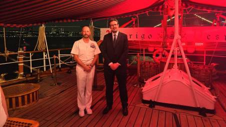 Il sindaco Alessandro Barattoni a bordo dell’Amerigo Vespucci accanto al Capitano di Vascello Nicasio Falica