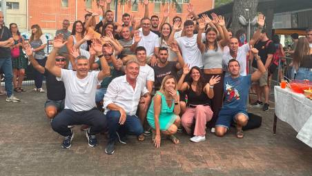 A sinistra Cesare Casella assieme a tutto il gruppo dell’Imolanuoto. A destra il tecnico con il presidente della società imolese., Mirco Piancastelli fotoservizio mmph