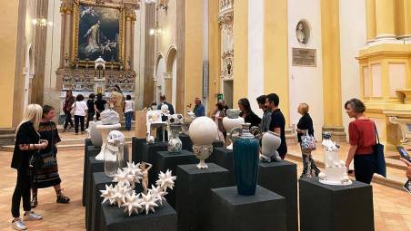 La personale dello scultore ceramista Andrea Salvatori allestita alla chiesa del Suffragio