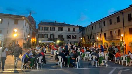 I tavoli da gioco schierati in piazza in una passata edizione